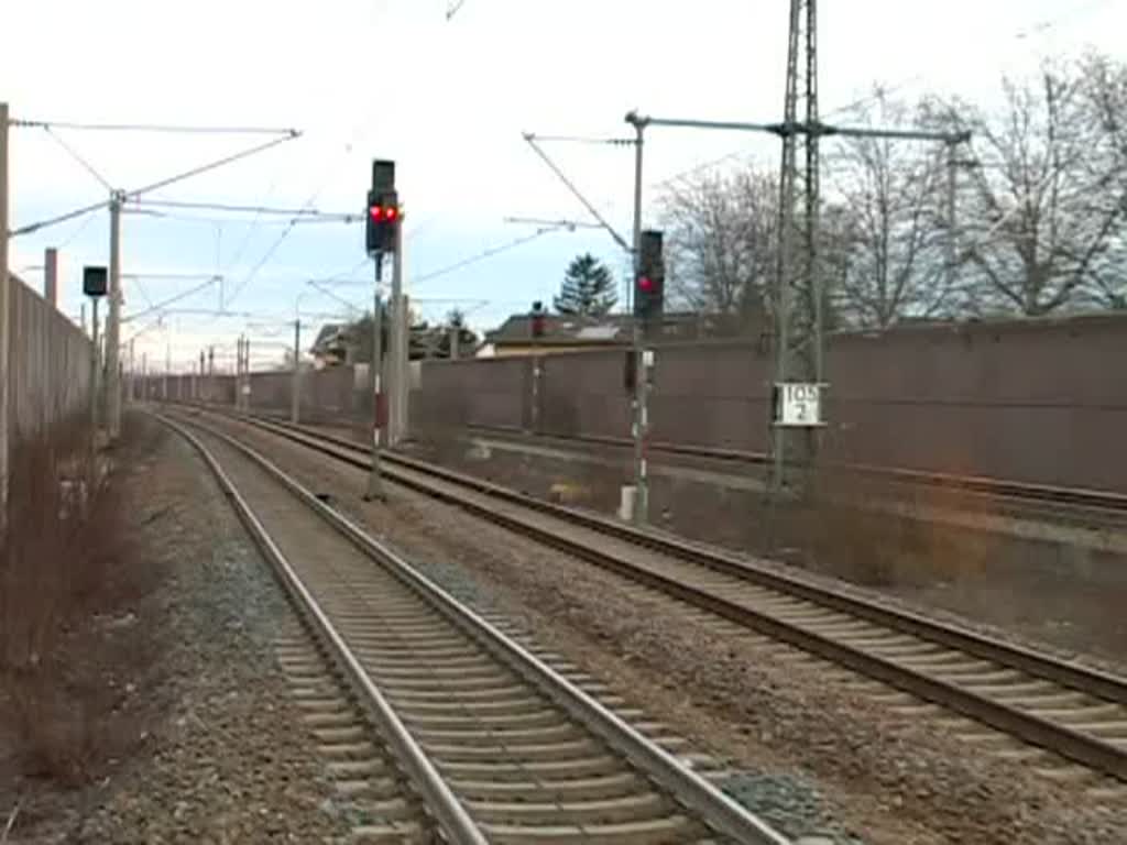 Eine Karlsruher Stadtbahn in Richtung Heilbronn/Weinsberg durchfhrt am 27. Januar 2008 ganz deutlich ein Hauptsignal im Bahnhof Baden-Baden, welches noch auf rot steht. (0:53 Minuten)