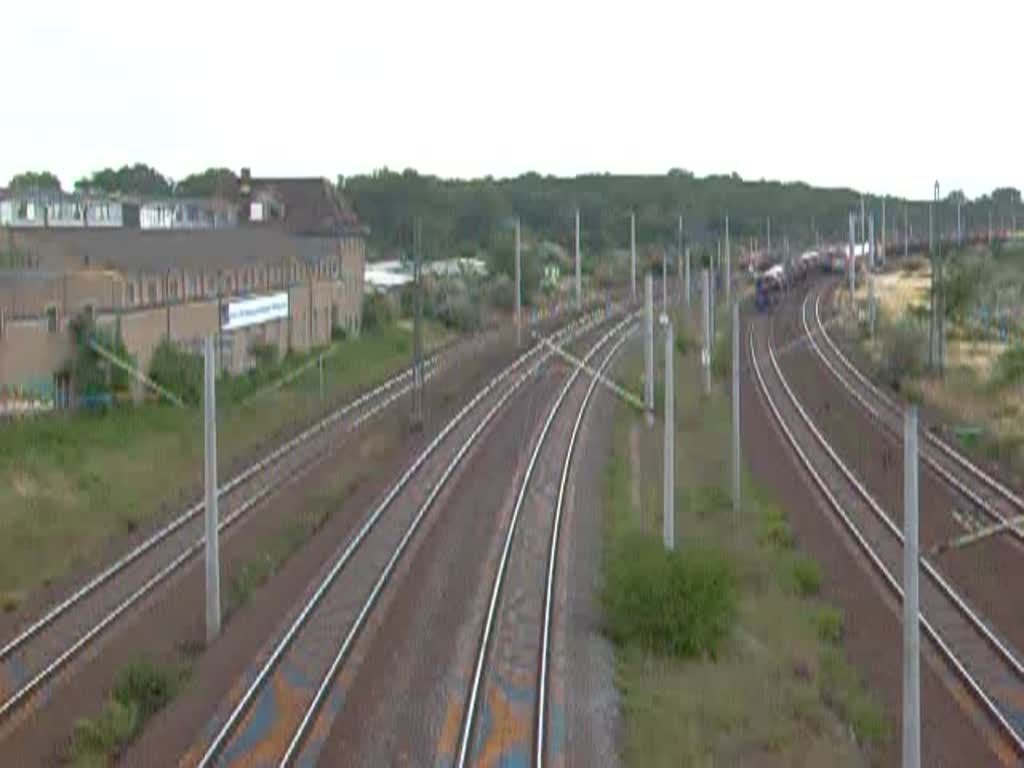 Eine Lok der Baureihe 145 zieht am 27.06.08 einen Gterzug von Leipzig kommend durch Bitterfeld. Aus Richtung Halle/Saale kommend rollt eine RB vorbei. Ausserdem wartet im Hintergrund eine Lok der BR 155 mit ihrem Gterzug auf die Streckenfreigabe.