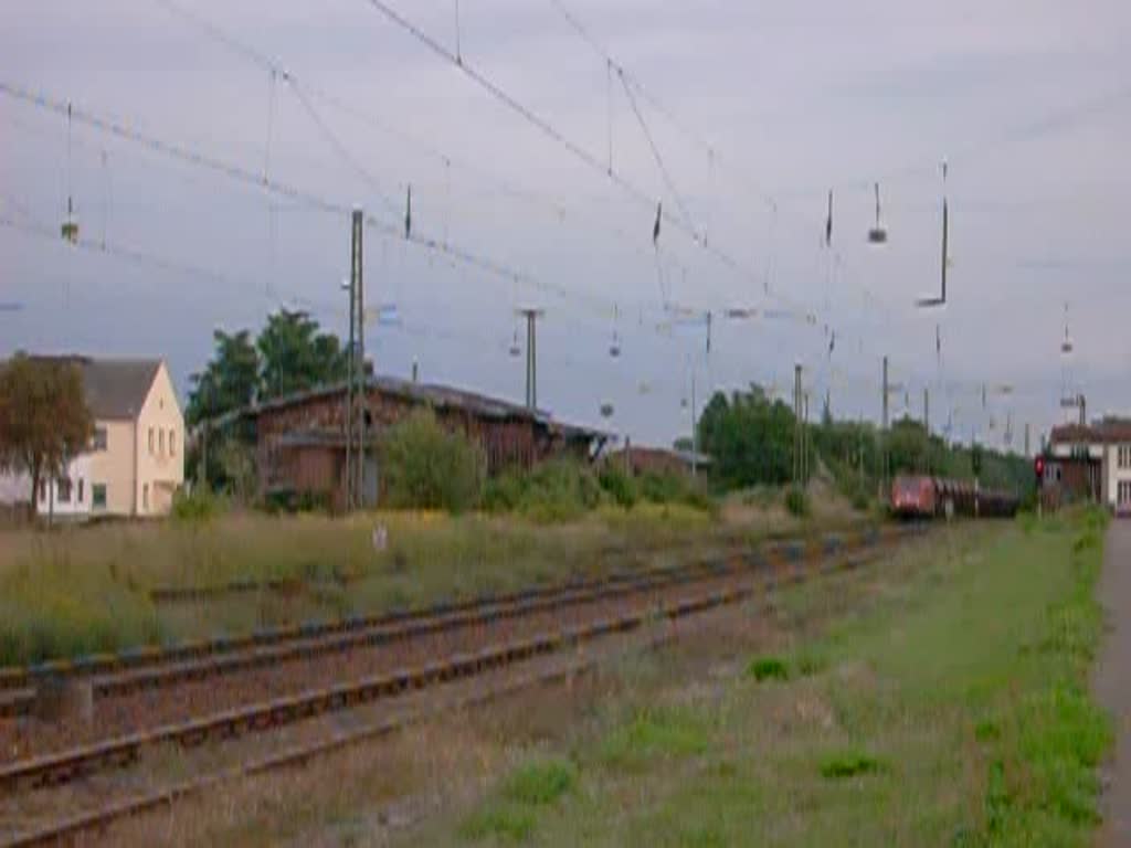 Eine Lok der Baureihe 145 zieht einen langen Gterzug aus Richtung Bitterfeld kommend durch Raguhn Richtung Dessau. Gru an den Tfzf!