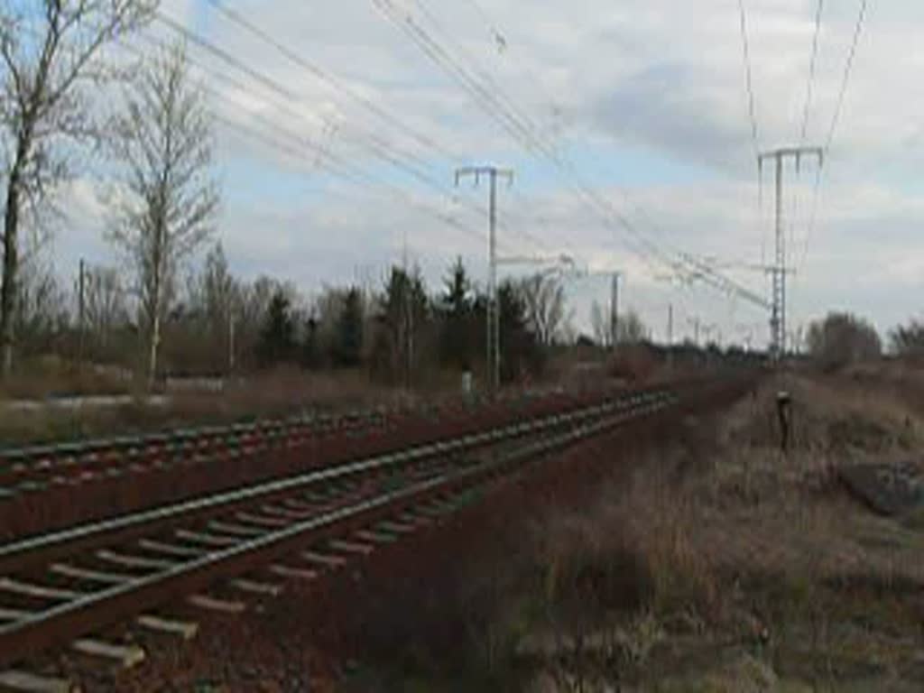 Eine Lok der Baureihe 152 am 9.3.2008 vor einem Gterzug in Berlin.