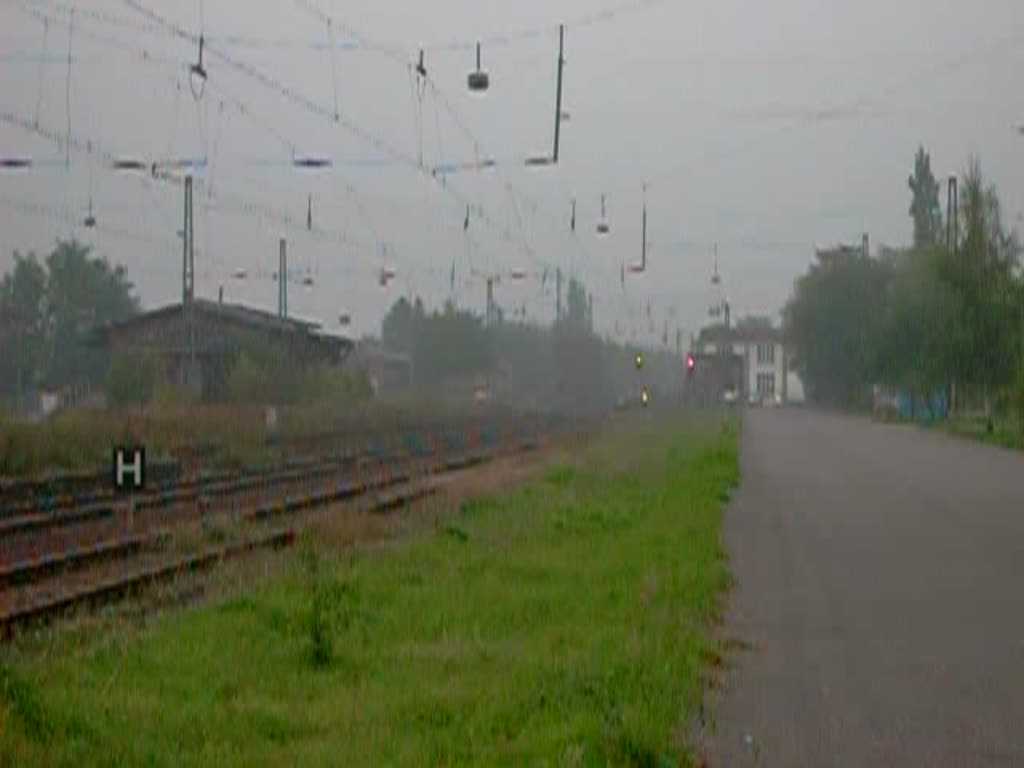Eine Lok der Baureihe 155 durchfhrt mit einem langen gemischten Gterzug den Bahnhof Raguhn; gelegen an der Strecke Dessau -(Bitterfeld) - Halle/Leipzig.