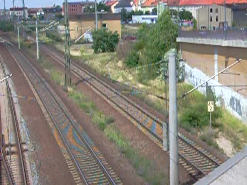 Eine Lok der Baureihe 155 zieht am 27.06.08 einen Kali-Gterzug durch Bitterfeld Richtung Berlin. Wegen hohem Verkehrsaufkommen konnte ich nicht auf die andere Brckenseite wechseln, daher nur ein Nachschuss.