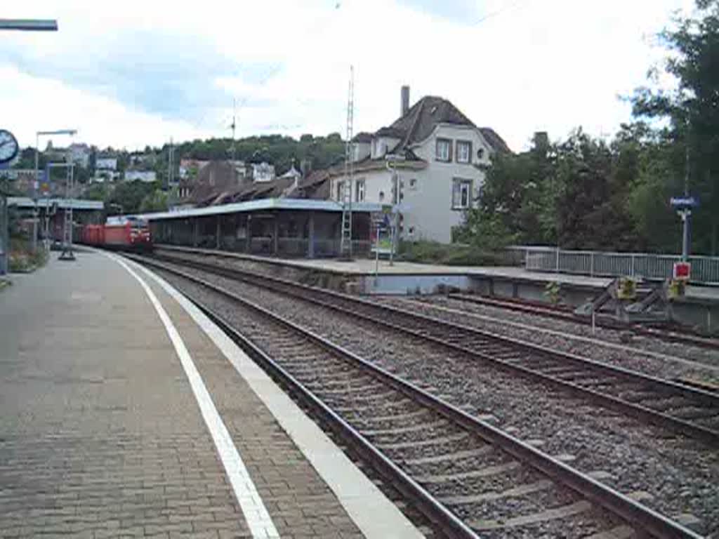 Eine Lok der Baureihe 185 von Railion zieht ihren gemischten GZ durch Stuttgart-Feuerbach. Am Schluss befanden sich einige der  neuen, zweistckigen Autotransportwagen. 18. August 2008. 