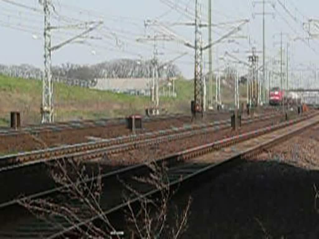 Eine Lok der BR 232 mit ihrem Gterzug am 31.3.2007 in Schnefeld.