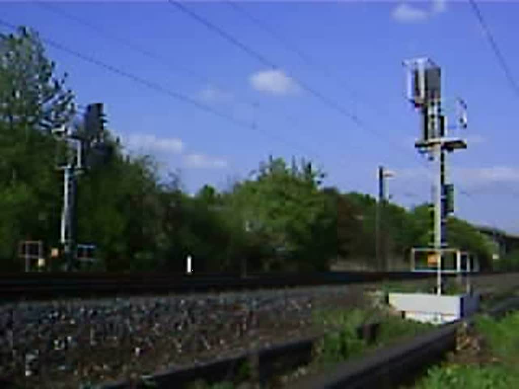 Eine Lok der BR 294 zieht am 24.4.2009 einen kurzen Gterzug ber die Filsbahn in Richtung Plochingen. Aufgenommen bei km 25,6.