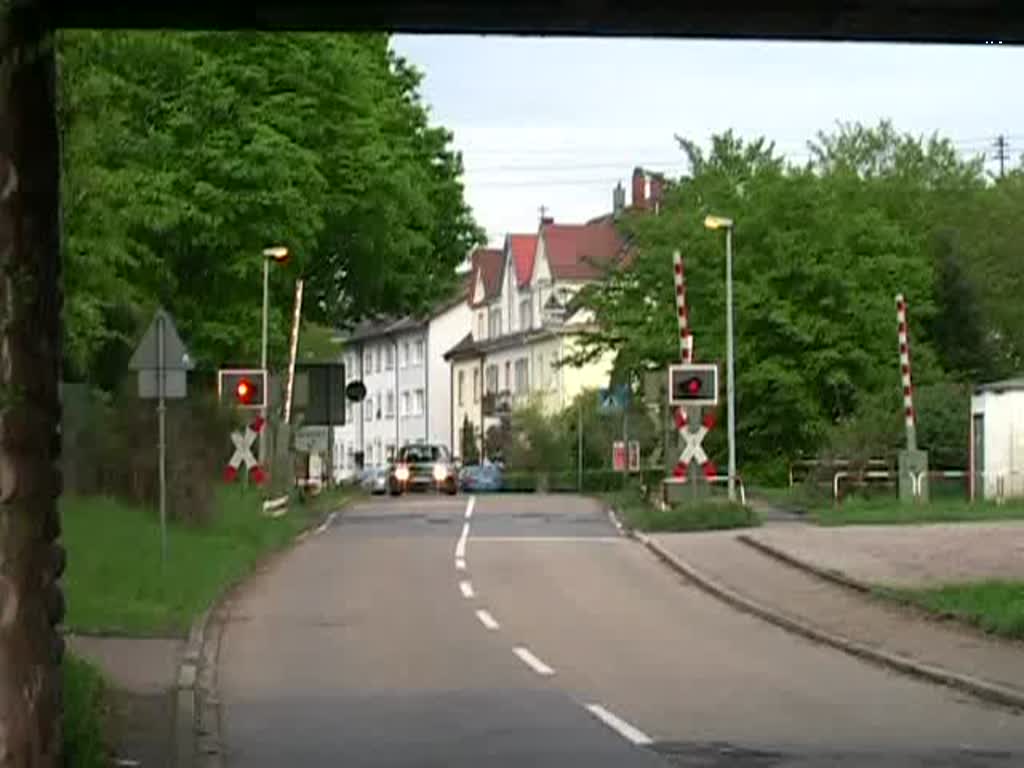 Eine Lok der Crossrail zieht einen Gterzug bei Karlsruhe-Weiherfeld am 17. April 2009 (1:13 Minuten).