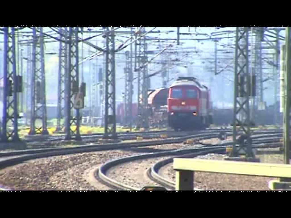 Eine Ludmilla verlässt gemeinsam mit einer 290 und einem gemischten Güterzug den Bahnhof Saalfeld (Saale) in Richtung Gera, während auch eine RB nach Großheringen ihre Fahrt antritt. (24.04.2010)