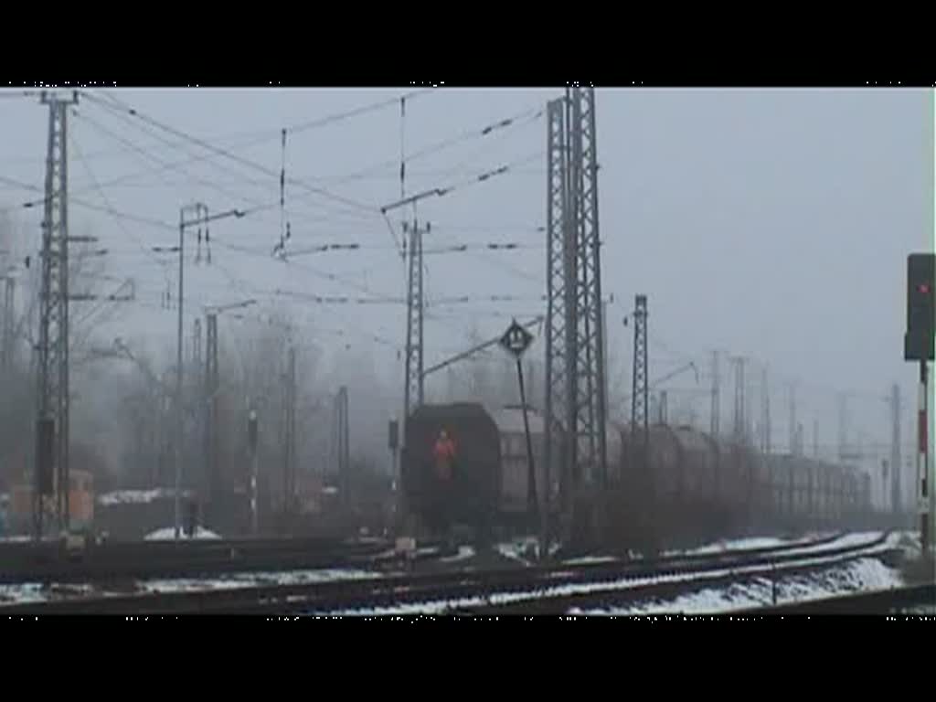 Eine MIBRAG EL 2 1214 schiebt die in 3 Teilen gefahrenen Kohlewagen in den bergabe Bahnhof Profen fr den Kohlependel (Chemnitz / Kchwald)20.01.2010