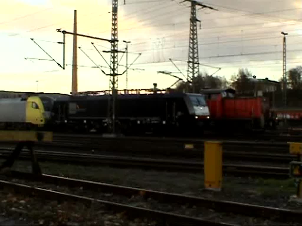 Eine MRCE-189 und ein Dispolok-Taurus ziehen mit vereinten Krften einen Gterzug aus dem Rbf Saalfeld in Richtung Lichtenfels. (05.11.2009)