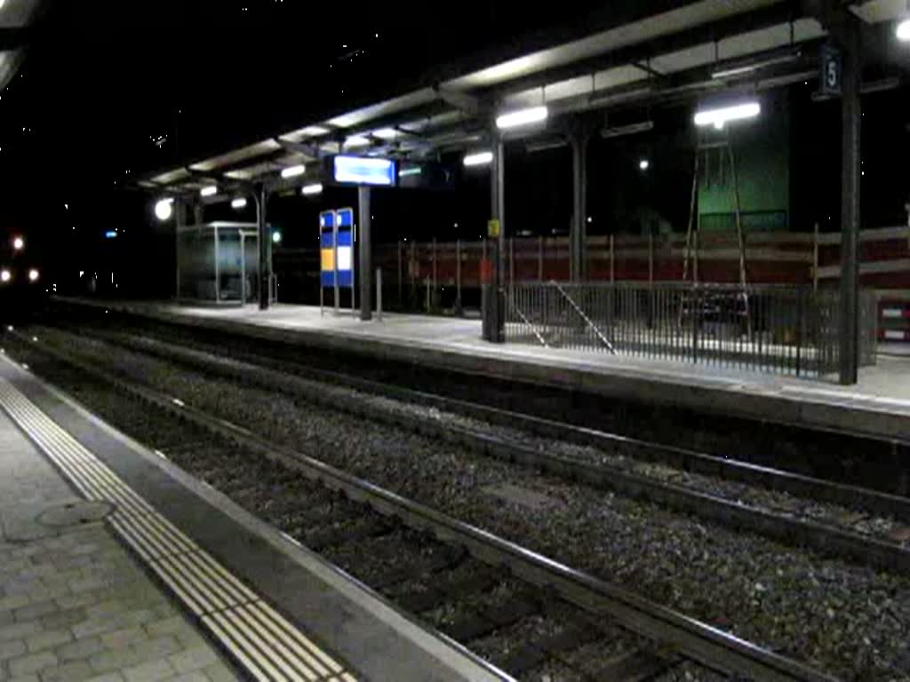 Eine Nacht in Pratteln, Ae 6/6 mit zwei Kesselwagen, 21.07.2010