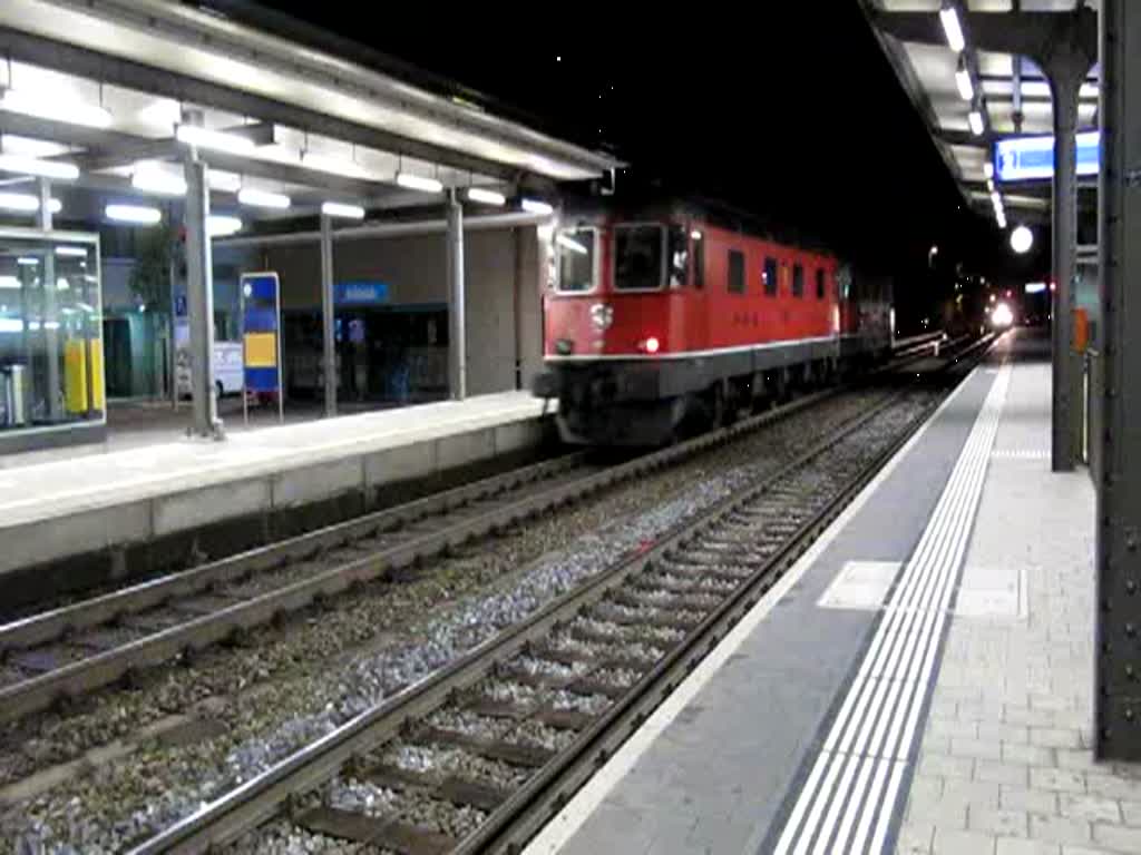 Eine Nacht in Pratteln am 21.07.2010. Eine leere Re 10/10 und zwei Re 485 fahren mit einem Tonerdezug durch den Bahnhof.