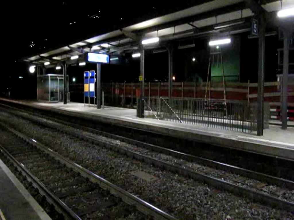 Eine Nacht in Pratteln. Re 4/4 mit Autozug.