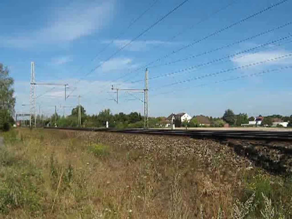 Eine von noch 80 laufenden: 140 590-1 mit Schotterzug in Fahrtrichtung Seelze am 27.08.2009 bei Dedensen/Gmmer.