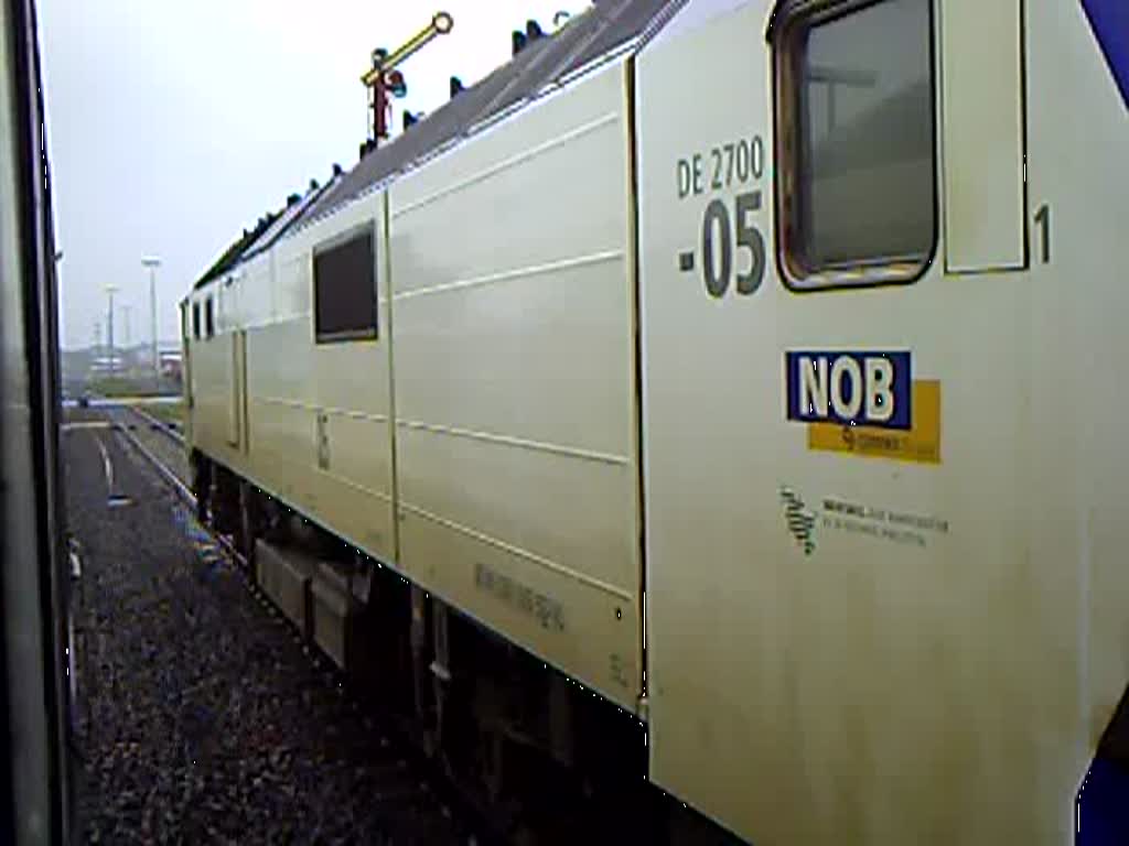 Eine NordOstseeBahn nach Westerland fährt aus Niebüll aus.
(gefilmt aus IC2074 nach Dresden