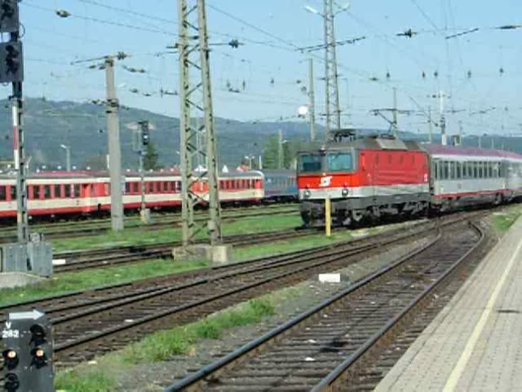 Eine BB Baureihe 1044 zieht einen EC von Klagenfurt nach Wien ber Salzburg. Hier bei der Einfahrt in den Bahnhof Villach.