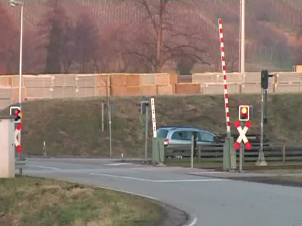 Eine OSB braust als SWE 71725 durch das Achertal im Schwarzwald - von Ottenhfen nach Achern. Gefilmt beim Bahnhof Oberachern Bindfadenfabrik am 25. Januar 2008 um 17:00 Uhr. Im Hintergrund im Twin-Peaks-Style: Die Bindfadenfabrik ;-)  (2:01 Minuten)