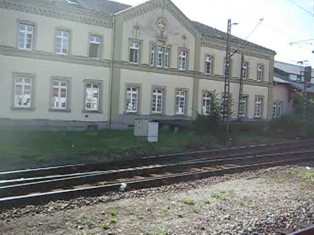 Eine Railion 185er zieht ihren Gterzug aus dem Bahnhof Konstanz. 
Es wre nett wenn man mir bei der Identifizierung der Wagen helfen wrde, ich glaube es waren u.a. Hbis.