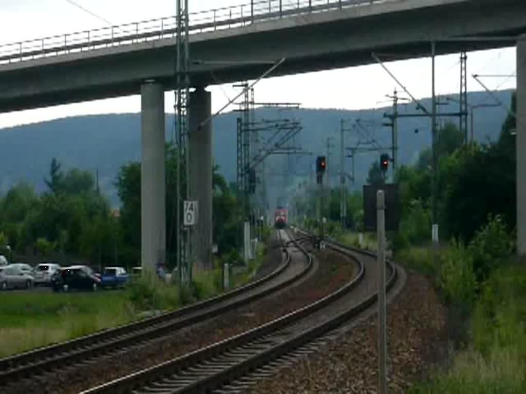 Eine RB aus Naumburg (Saale) Hbf steuert auf den Bahnhof Saalfeld (Saale) zu. Man erlebt es nicht oft (ich zumindest nicht), dass eine RB von der Saalbahn direkt in den Bahnhof einfahren kann, ohne erst noch von einem roten Signal aufgehalten zu werden. Aber hier hat alles geklappt! (31.05.2009)