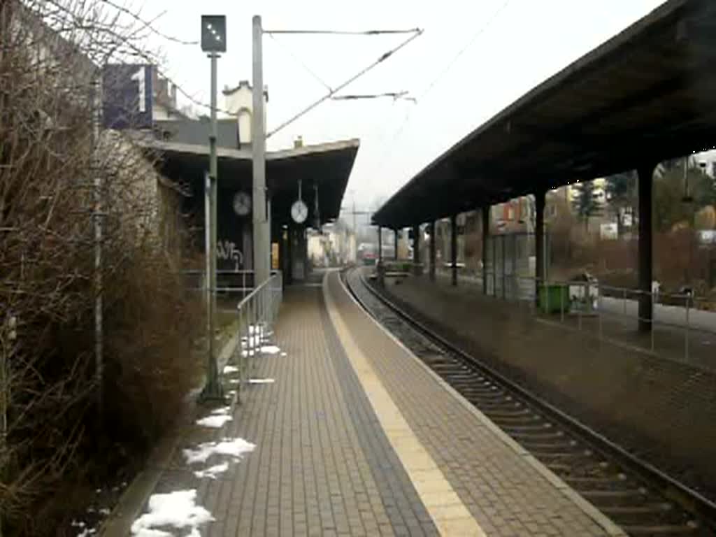 Eine RB von Eisenach nach Halle (Saale) Hbf fhrt am 22.02.2009 mit Steuerwagen voraus auf Gleis 1 in Bad Ksen ein.