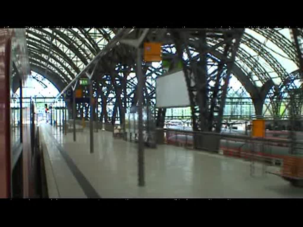 Eine RB nach Elsterwerda-Biehla verlsst gerade den Hauptbahnhof Dresden. Wir blicken dabei aus dem Fenster eines Doppelstockwagens der Bauart DBuz. (22.05.2010)