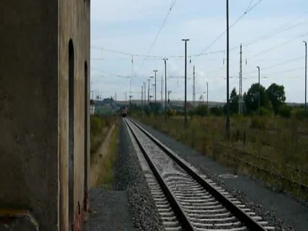 Eine RB nach Leinefelde mit 143 053-7 an der Spitze erreicht Bleicherode Ost auf Gleis 3. (22.08.2009)