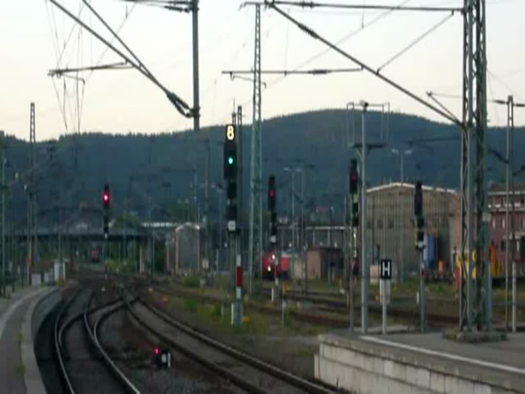 Eine RB nach Naumburg (Saale) Hbf darf hier mit 80 km/h den Bahnhof Saalfeld (Saale) auf Gleis 5 verlassen. Geschoben von 143 153-5. (08.09.2009)