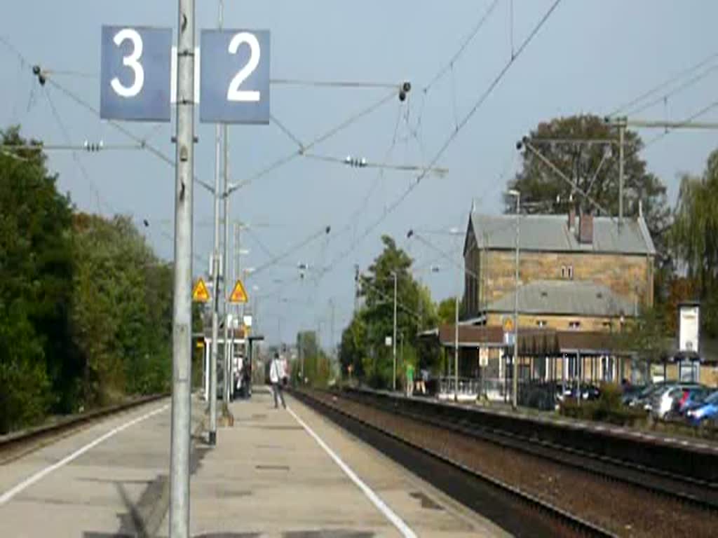 Eine RB nach Neumarkt (Oberpfalz) ber Nrnberg Hbf erreicht Bad Staffelstein. (28.09.2009)