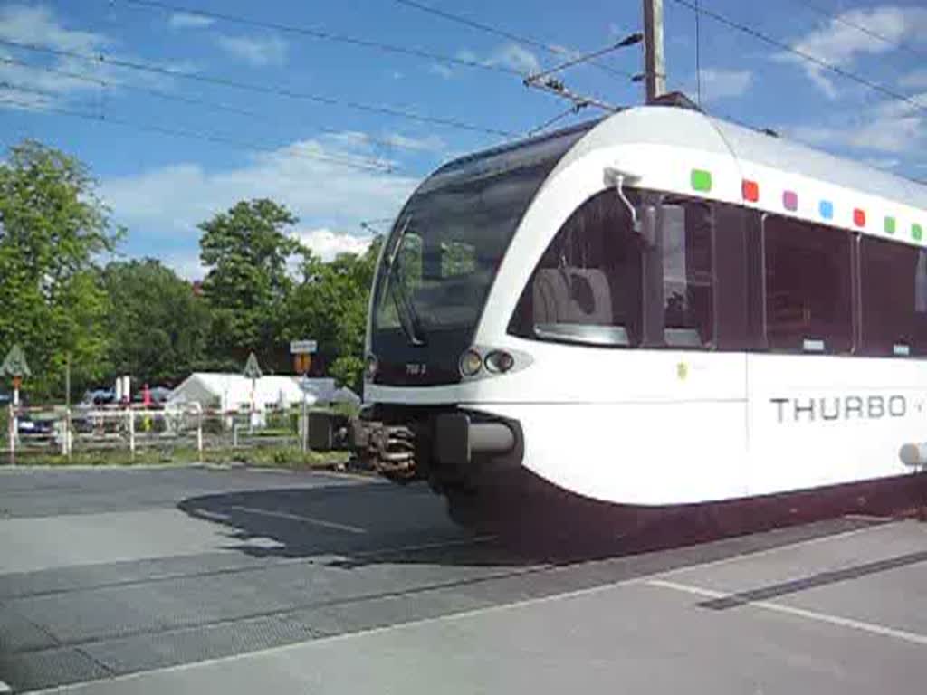 Eine RB der THURBO aus Kreuzlingen am B Landesgrenze. Gleichzeitig fhrt 01 1066 der UEF in Richtung Kreuzlingen Hafen um dort umzusetzen. 19. Juli 2008.