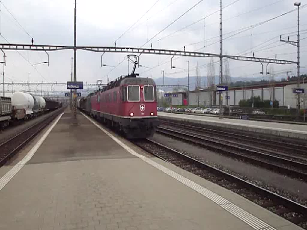 Eine Re 10/10 durchfhrt am 15.04.10 den Bahnhof Rotkreuz. An dritter Stelle hinter dem ziehenden Doppelpack ist eine ausgeschlachtete Ae 6/6 ohne Nummer eingereiht.