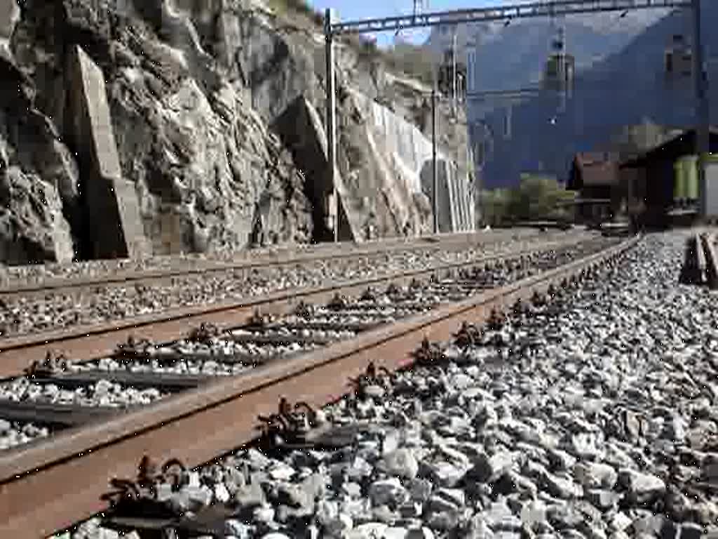 Eine Re 420 macht mit ihrem Regio nach Goppenstein Halt in Lalden am 17.10.2007