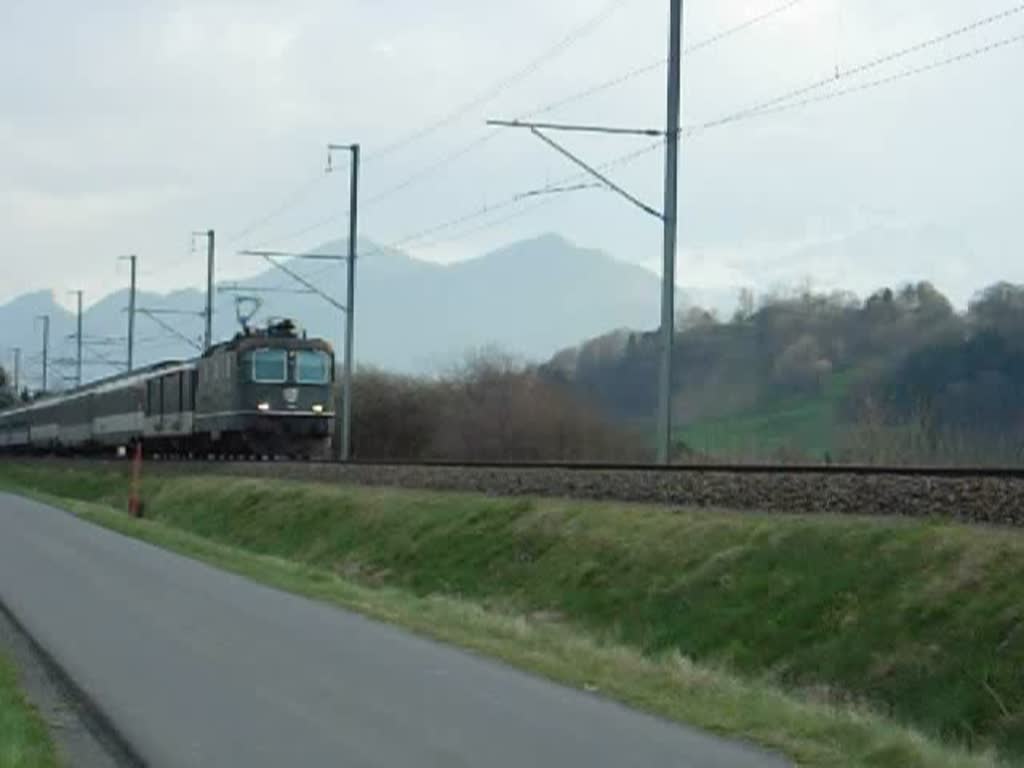 Eine Re 420 oder Re 4/4 II mit einem Rex Rheintal Express von chur nach St.Gallen. hier bei der durchfahrt durch Sevelen in der Nhe von Buchs/SG