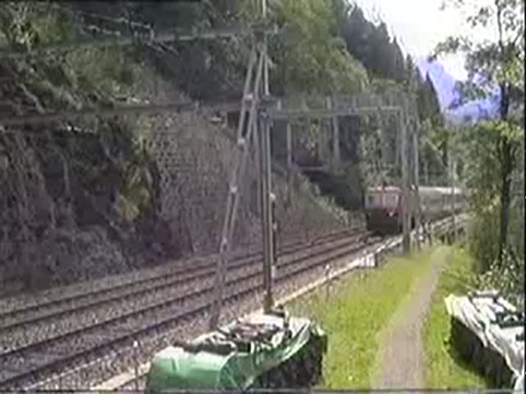 Eine Re 4/4 IV bringt am 10. September 1993 einen EC Matterhorn mit bunter DB-Wagengarnitur ber die Ltschberg-Nordrampe nach Brig.