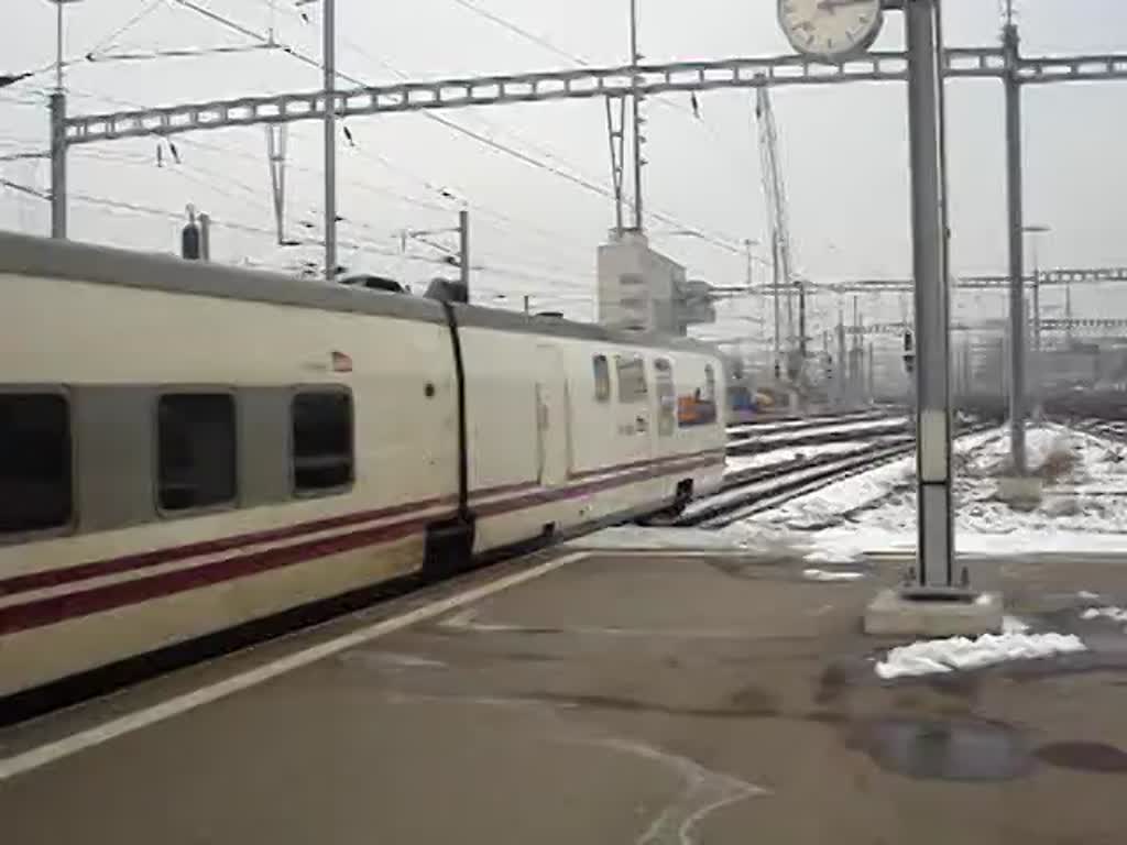 Eine Re 4/4 schiebt die Talgo-Wagen des Hotelzugs Elipsos EN273  Pau Casals  Barcelona-Zürich aufs Abstellgleis. März 2012