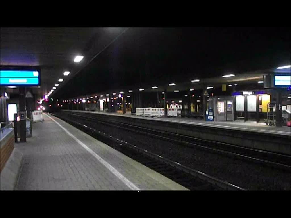 Eine Re 482 der SBB Cargo durchfhrt am frhen morgen des 11.Oktober 2011 zwischen 5 und 6 Uhr, mit einem ARS Altmann Autozug, den Bahnhof Gttingen Richtung Kassel.