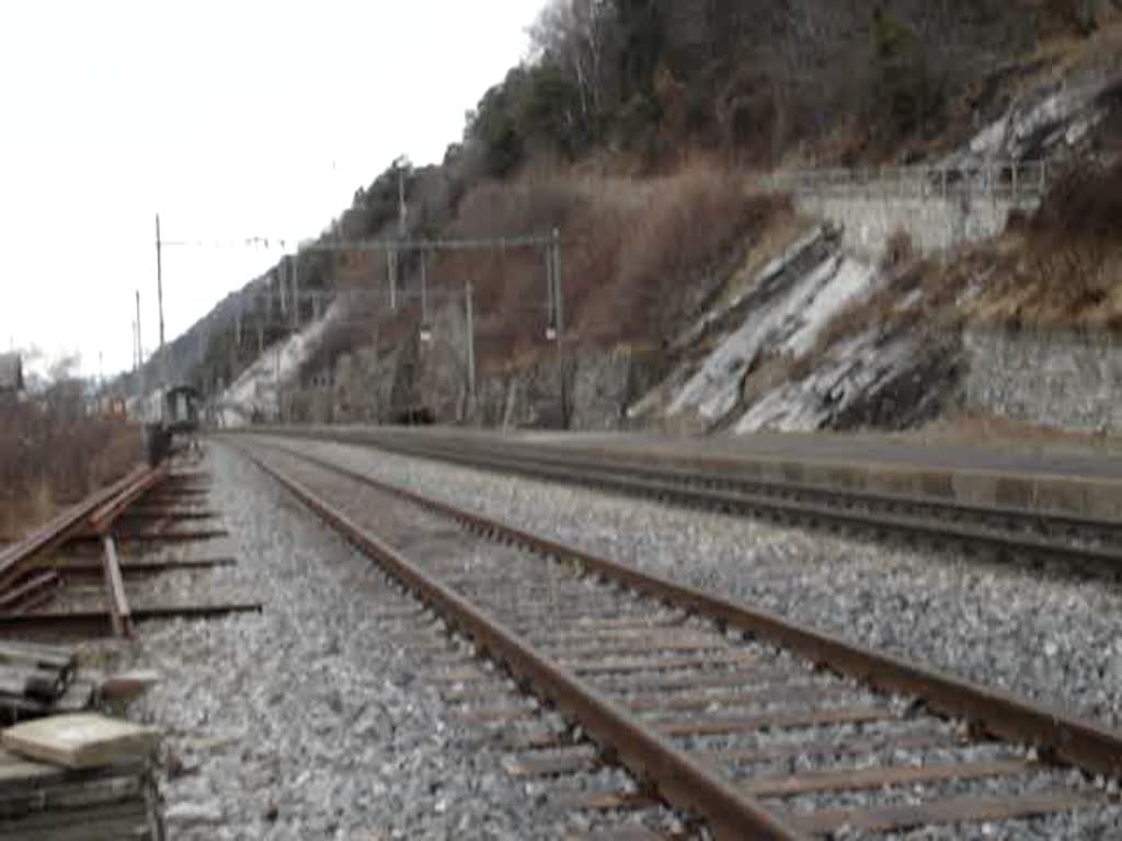 Eine Re 484 fhrt mit einem CIS nach Milano durch Hohtenn am 1.12.2007