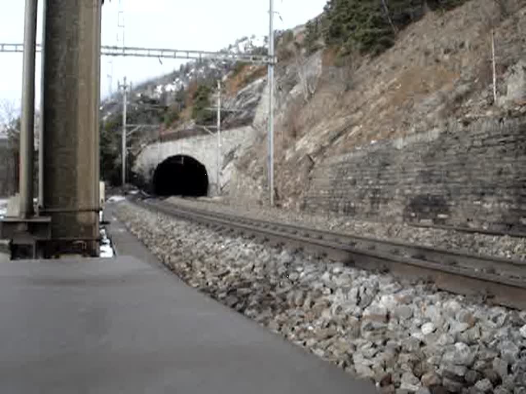 Eine Re 484 kommt mit CIS nach Milano CLe. am 6.12.2007 zum Schluchitunnel hinaus.Damals war dies das normalste der Welt...