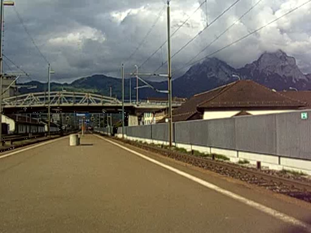 Eine Re4/4 in SwissExpress-Lackierung bei der Einfahrt in den Bahnhof Brunnen. (17.08.2007)
