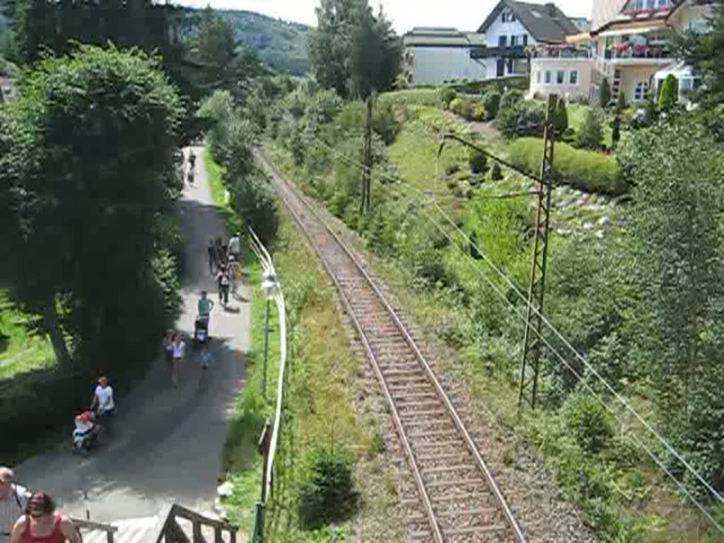 Eine Regionalbahn aus Freiburg kommend, kurz vor Schluchsee.
Der Zug besteht aus einem 143er Sandwich dazwischen sind Doppelstockwagen unterschiedlicher Bauart eingereiht. 10. August 2008.