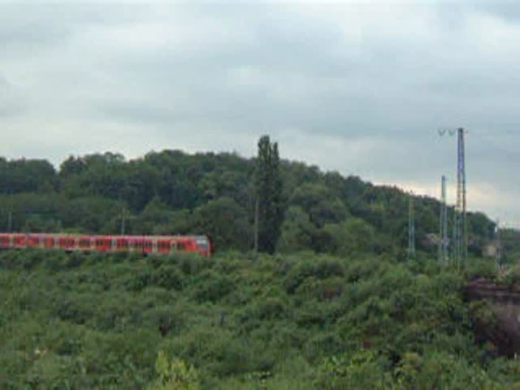 Eine RegionalBahn (DT Br 425) aus Koblenz Hbf nach Kln-Messe/Deutz fhrt, kurz vor dem Klner Hbf, am Betriebshof vorbei.