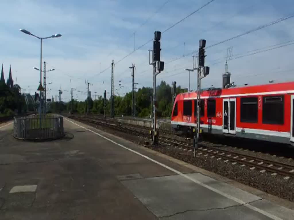 Eine Regionalbahn fährt hier am 01.08.2015 aus Köln Messe/Deutz in Richtung Köln Hbf aus.