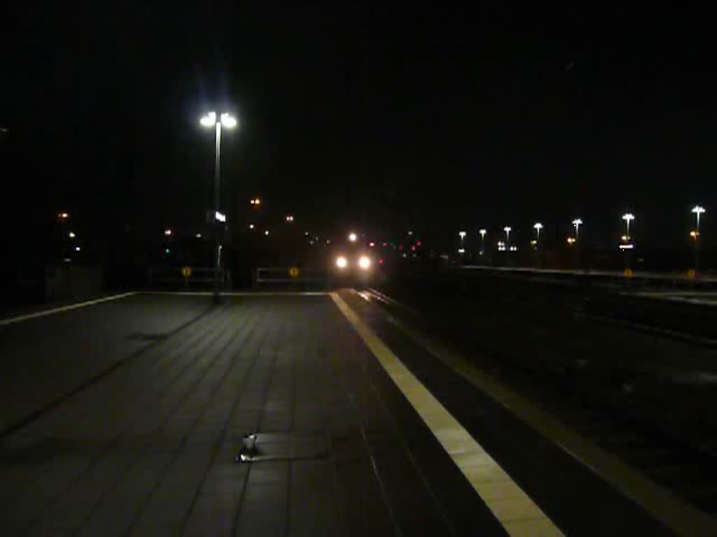 Eine Regionalbahn mit zahlreichen glcklichen Werder Fans (5:0 gegen Frankfurt), von denen es in Oldenburg leider sehr viele gibt, fhrt am 29.11.2008 in den Oldenburger Hbf auf Gleis 2 ein.