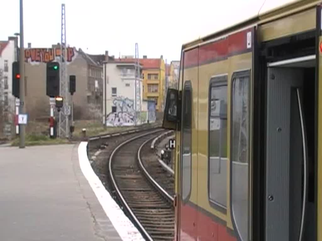 Eine Ringbahn in Grichtung Gesundbrunnen fhrt am 20.3.2008 aus Ostkreuz aus.