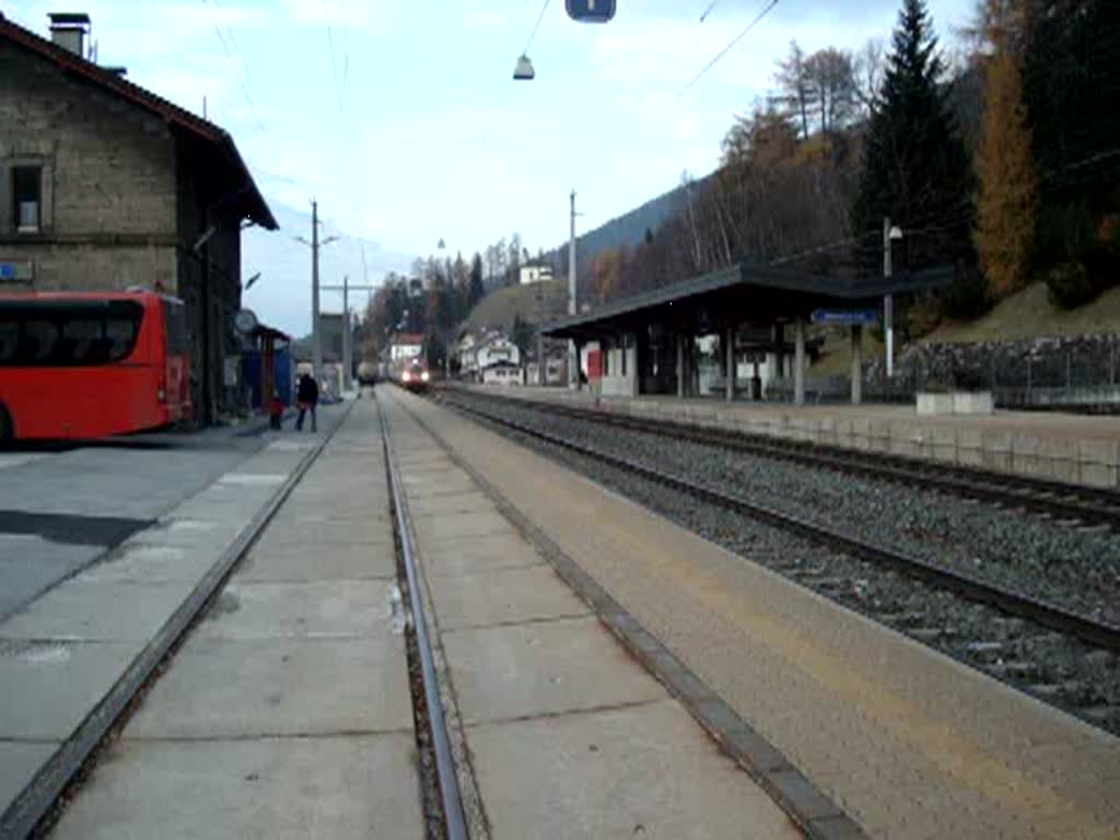 Eine RoLa mit BR 1216 und 1044 am Zugschluss fhrt am 8.11.2008 durch Steinach i.T.