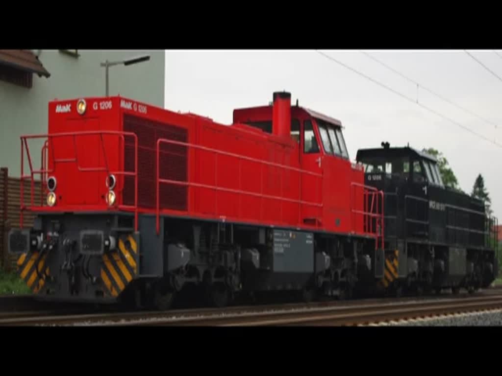 Eine rote und eine schwarze MaK G1206 fahren gemeinsam in Richtung Sden durch Ludwigsau-Friedlos. Fehlte ja eigentlich nur noch ne gelbe ;) Aufgenommen am 23.07.2010.