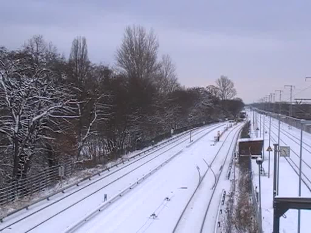 Eine S-Bahn der BR 481 fhrt in Karlshorst ein. 1.1.2010