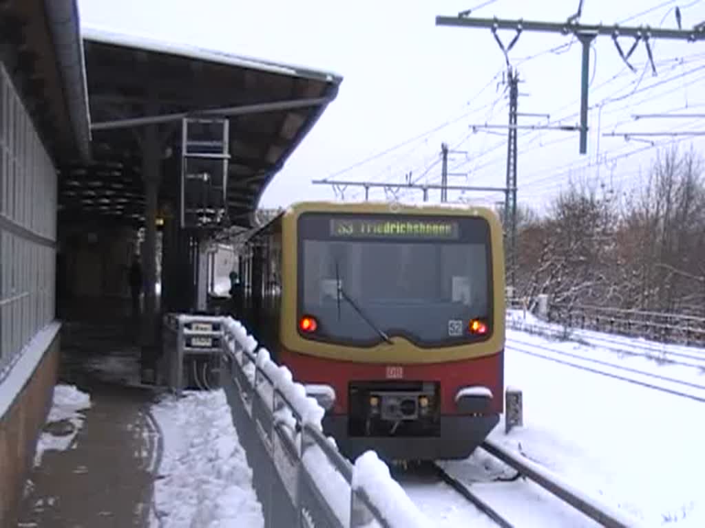 Eine S-Bahn der BR 481 in Richtung Erkner fhrt aus Rummelsburg aus. Gru auch an den netten Zugabfertiger. 31.12.2009