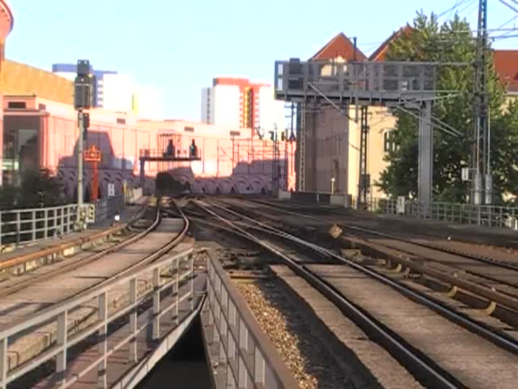 Eine S-Bahn fhrt aus Alexanderplatz in Richtung Jannowitzbrcke aus. 9.9.2009