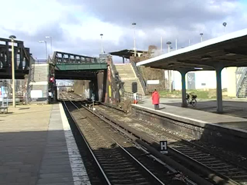 Eine S-Bahn fhrt in Ostkreuz ein. 18.3.2008