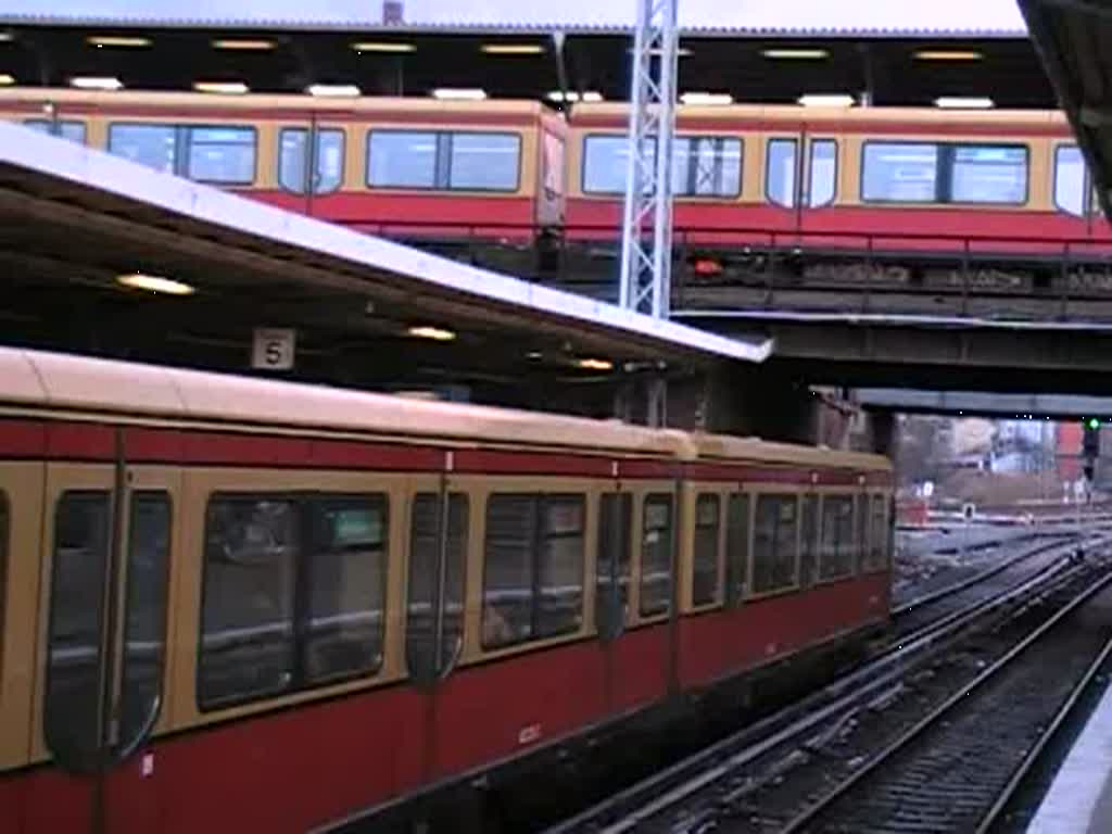 Eine S75 nach Wartenberg fhrt aus Ostkreuz aus. Auf dem Ringbahngleis wartet derzeit eine Ringbahn auf die Abfahrt. 17.3.2008