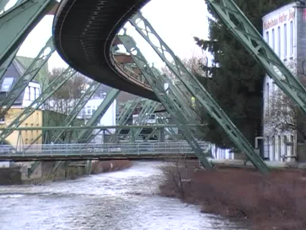 Eine Schwebebahn ber der Wupper. 22.3.2008